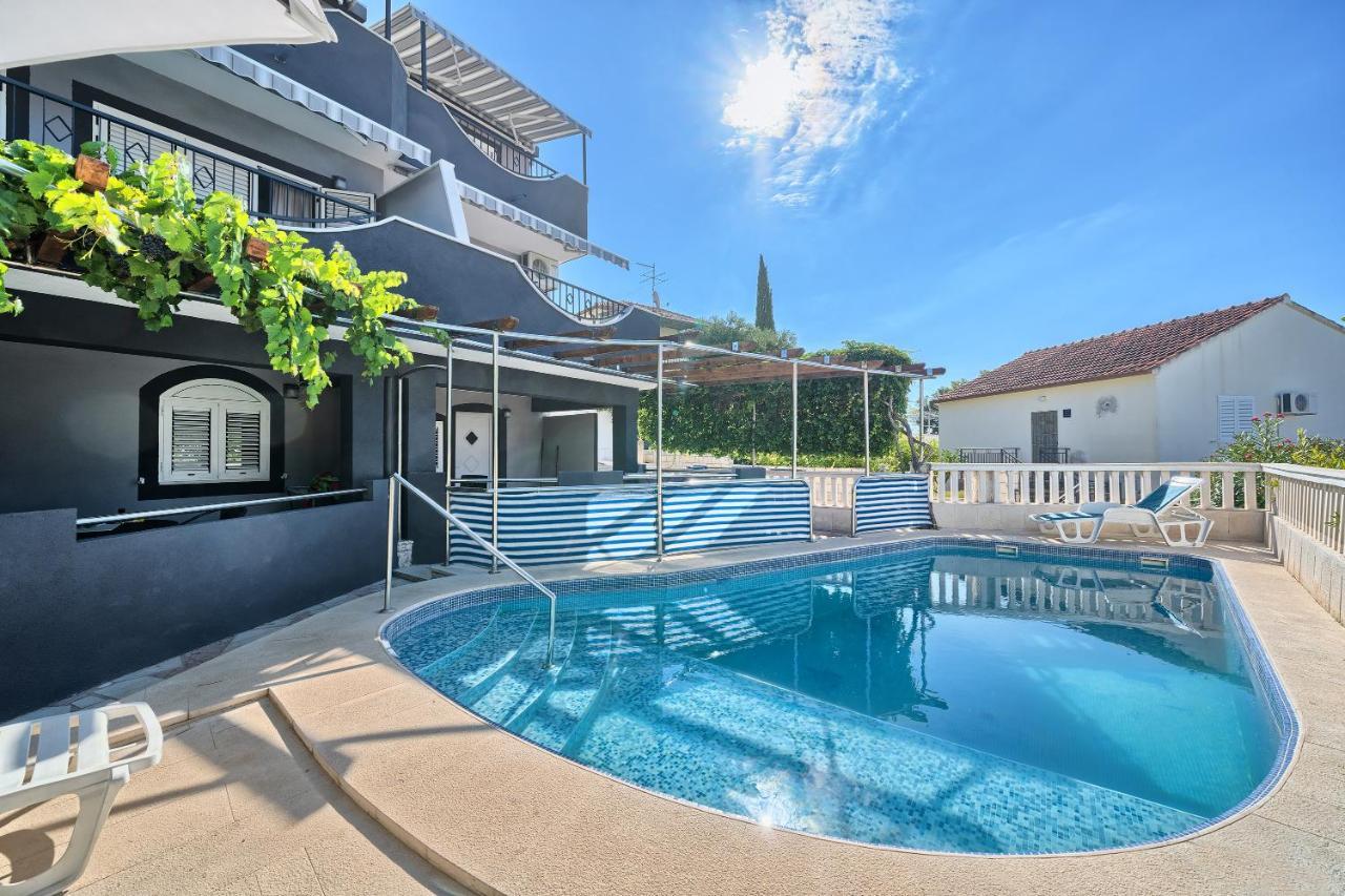Apartmani Ticic โตรกีร์ ภายนอก รูปภาพ